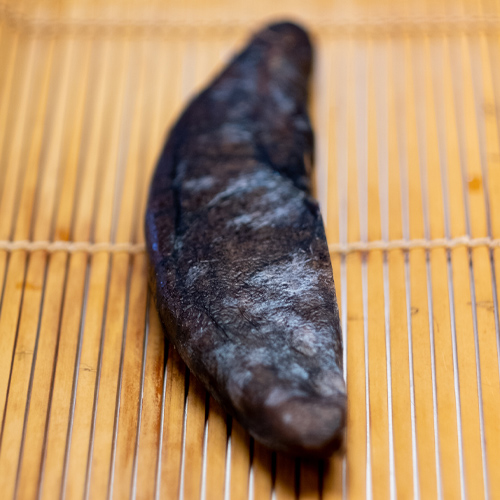 仏ヶ浦_奇岩群の間を歩く人々